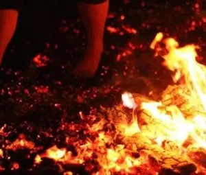 Ai có thể đi trên than hồng?