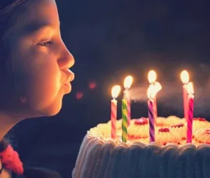 Tại sao trong lễ sinh nhật người ta phải thổi tắt nến?