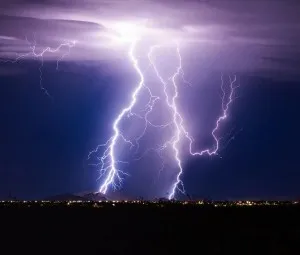 Tia chớp vì sao có hình dạng giống như “cây khô treo ngược”?
