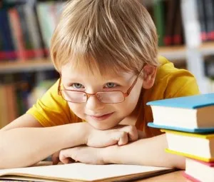 Vì sao ánh sáng mạnh gây cận thị?