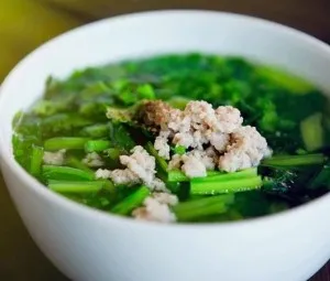 Vì sao canh thịt không cho muối thì không ngọt?