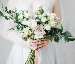 Vì sao cô dâu cầm hoa cưới?