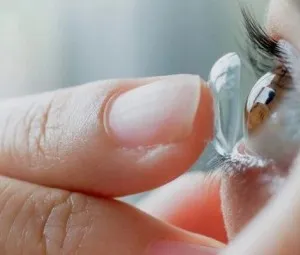 Vì sao có thể đeo kính sát tròng trong mắt?