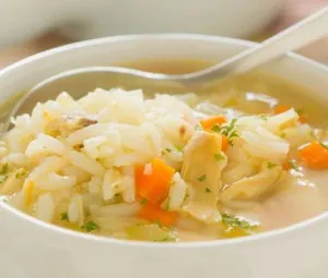 Vì sao cơm chan nước nóng không tốt cho tiêu hóa?