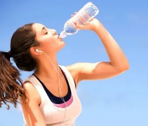 Vì sao khi khát, việc uống nước nóng có tác dụng giải khát tốt hơn nước mát?
