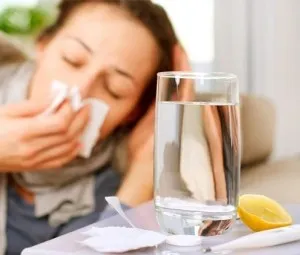 Vì sao khi lên cơn sốt, nên uống nhiêu nước ấm?