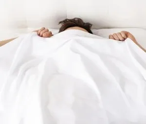 Vì sao khi ngủ không nên trùm chăn kín đầu?
