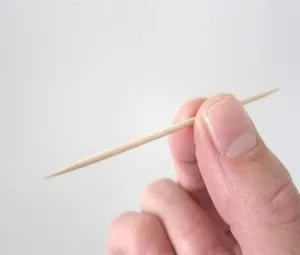 Vì sao không nên dùng tăm xỉa răng?