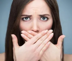 Vì sao lúc nấc cụt không nên uống nước?