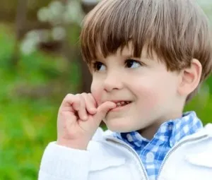Vì sao nhiều trẻ em thích cắn móng tay?