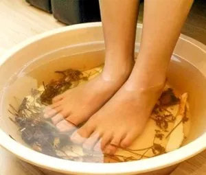 Vì sao nói "rửa chân nước nóng trước khi ngủ cũng như uống thuốc bố"?