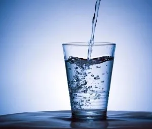 Vì sao nước suối có thể nhô cao hơn miệng cốc?