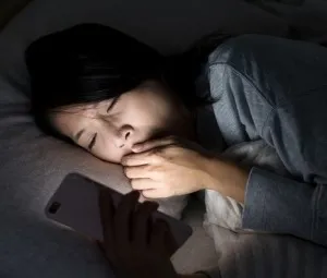 Vì sao thanh, thiếu niên không nên thức thâu đêm nhiêu?