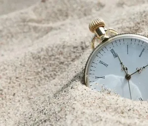 Vì sao thời gian trôi nhanh hơn khi người ta vui?