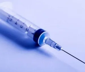 Vì sao trước lúc tiêm, phải đẩy một ít thuốc ra khỏi kim tiêm?