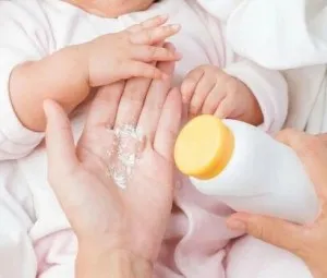 Vì sao vào mùa hè, trẻ em hay nổi rôm?