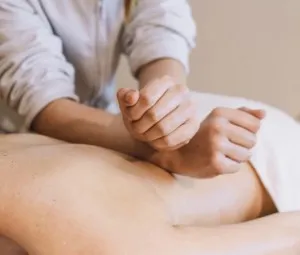 Vì sao việc đấm lưng có thể giải trừ mệt mỏi?