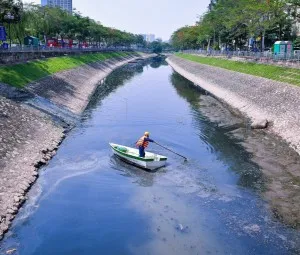 Vì sao nước một số sông hồ biến thành màu đen và thối?