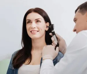 Bạn có biết bác sỹ khám tai mũi họng thường dùng kính gì không?