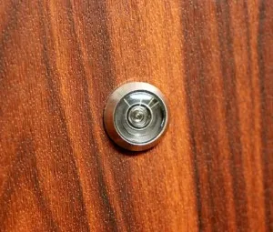 Tại sao cánh cửa thường được gắn mắt mèo?