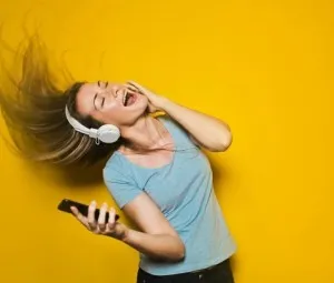 Tại sao con người có giọng thanh, giọng trầm?