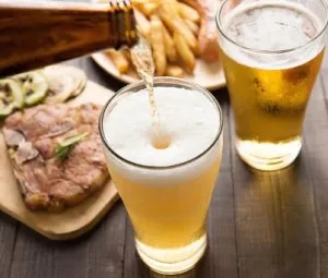 Tại sao khi ta rót bia vào cốc lại có nhiều bọt trên bề mặt?