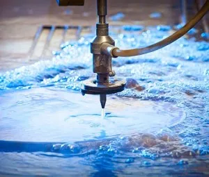 Tại sao lại dùng tia nước để cắt vật liệu?