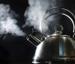 Tại sao nước được đun sôi tới 100 độ C, nếu tiếp tục đun nhiệt độ vẫn không tăng thêm?