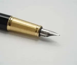 Vì sao bút máy có thể tự chảy mực ra?