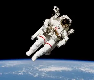 Vì sao các thiết bị vũ trụ chở người phải có thiết bị cấp cứu?