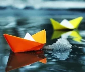 Vì sao những vật nổi trên mặt nước không bị sóng đánh dạt ra ngoài?