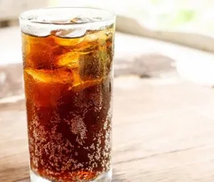 Vì sao nước có ga khi rót vào cốc lại có bọt nổi lên?