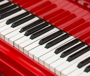 Chiếc đàn Piano màu gụ đỏ