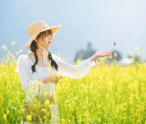 Khoác lấy cánh tay tôi