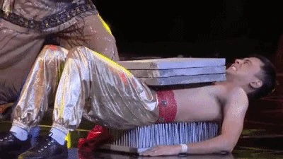 Tại sao một người nằm trên tấm phản đầy đinh nhọn và đặt tàng đá nặng