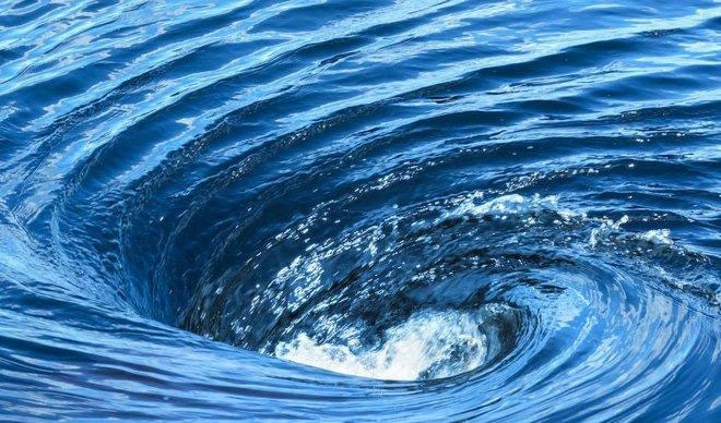 Vì sao dòng nước chảy ra khỏi các lỗ thoát nước luôn xoáy theo một chi