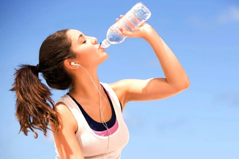 Vì sao khi khát, việc uống nước nóng có tác dụng giải khát tốt hơn nướ