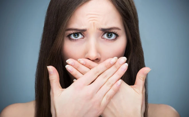 Vì sao lúc nấc cụt không nên uống nước?