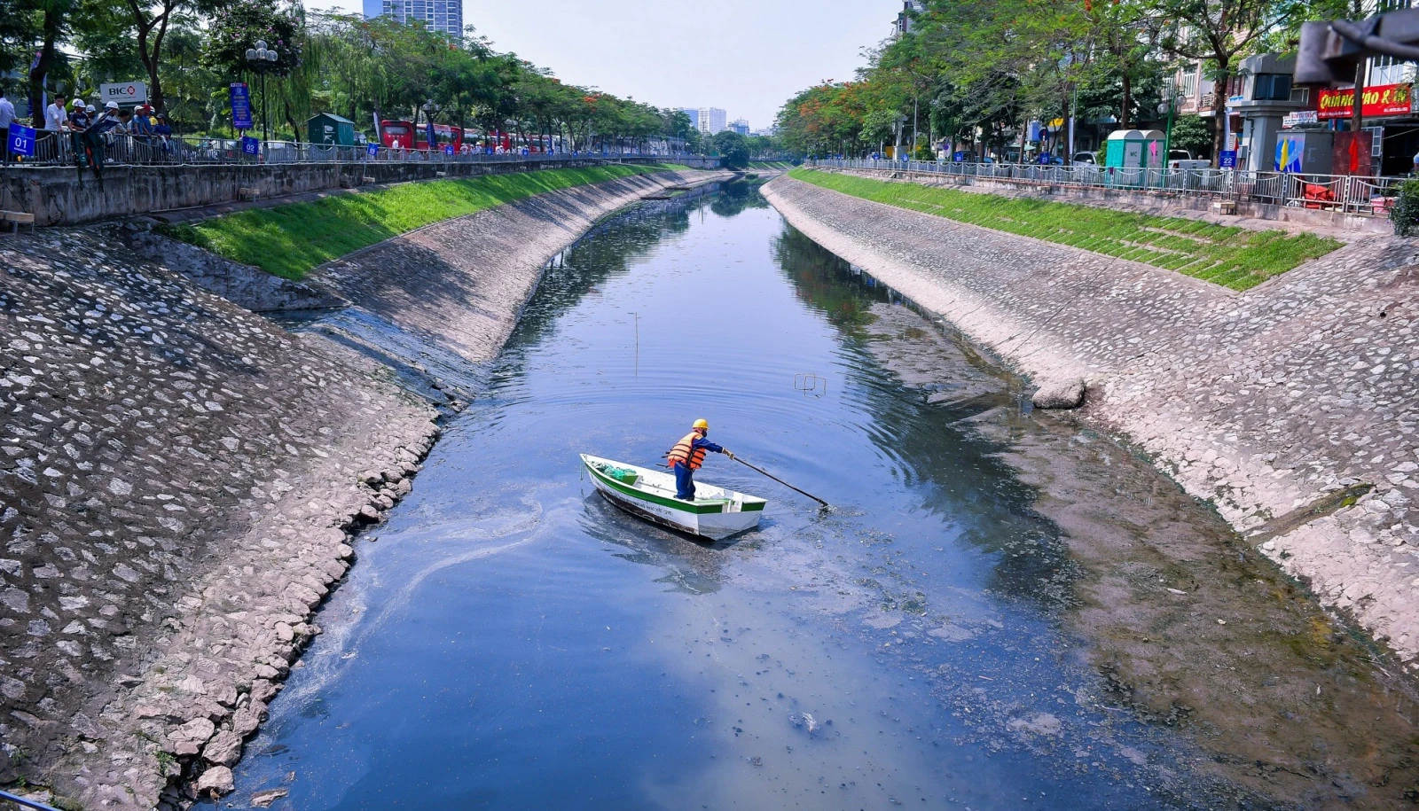 Vì sao nước một số sông hồ biến thành màu đen và thối?